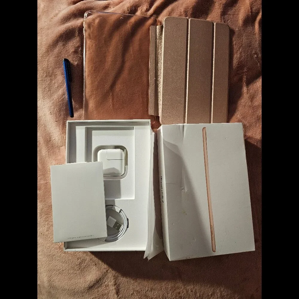 Apple iPad Mini 5 5th Gen 256GB Cellular & AirPods 2nd Gen Complete + Extras Lot